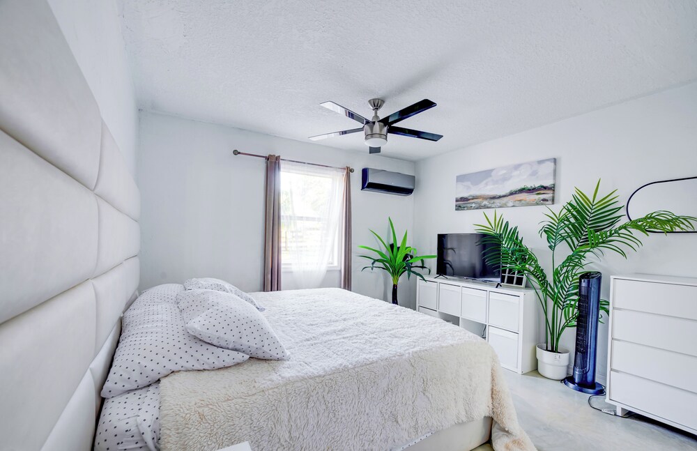 4 Mi to UF: Pet-friendly Home w/ Yard & Deck