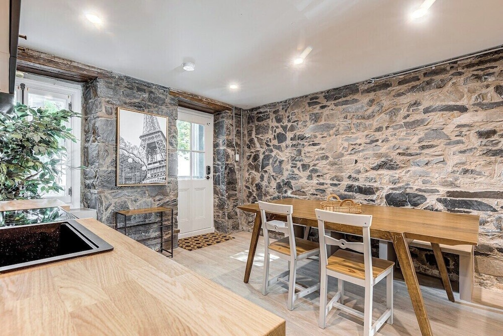 Beautiful Vieux Quebec 2 Bed Apt