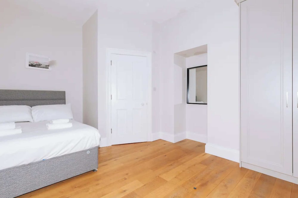 Chic & Characteristic 2BD House - Irishtown