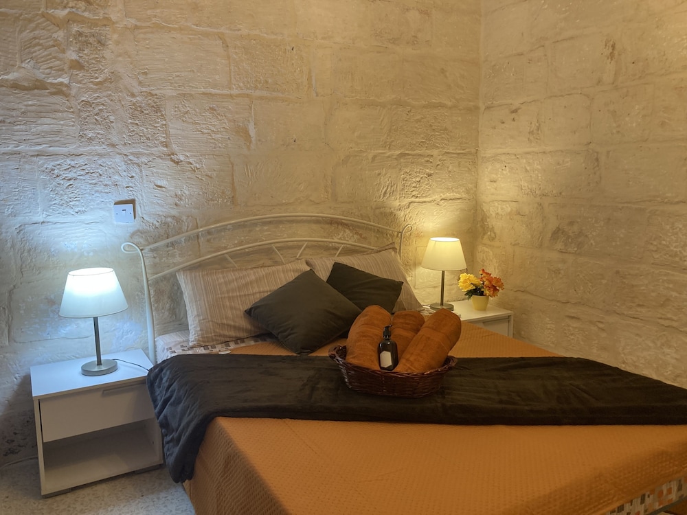 Charming Central Townhouse in Sliema view 4