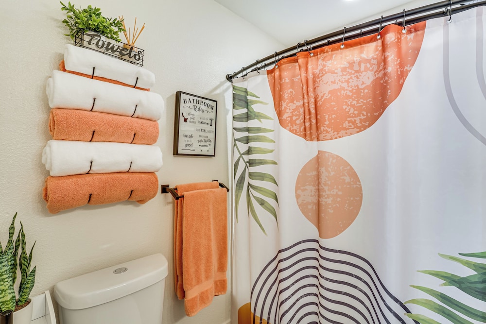 Walkable & Bright Bungalow in Dtwn Redding!