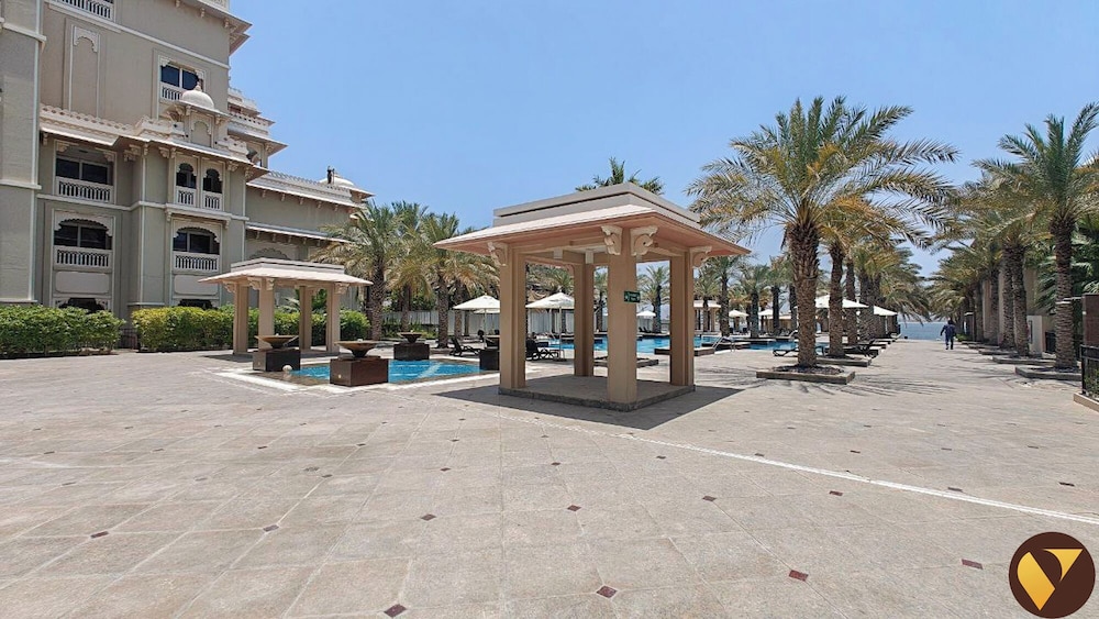 Grandeur Private Beach Walk to Mall