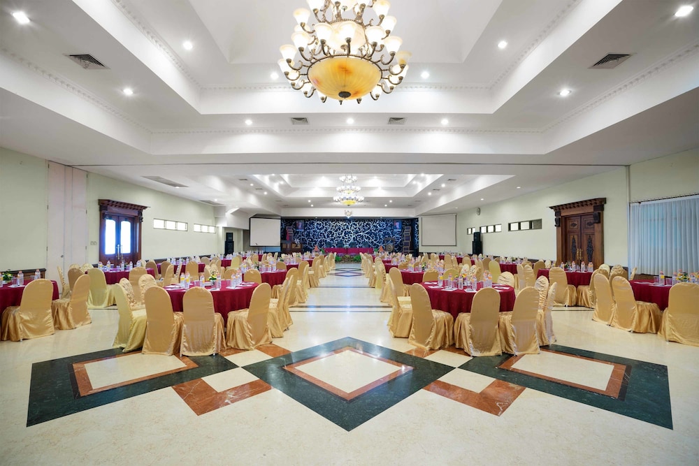 Royal Hotel and Villa Batu