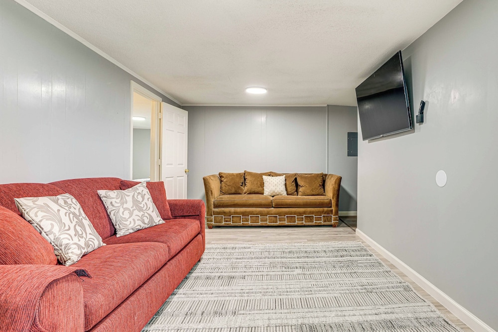 Hot Tub & Fenced Yard: Dog-friendly Gem in Denison