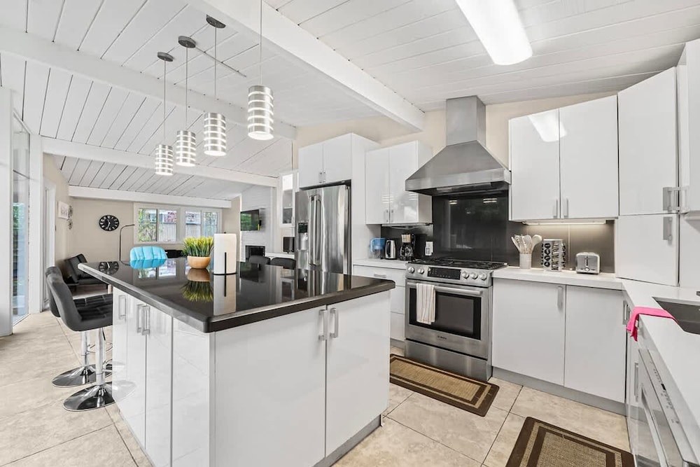Entire 3br House With Playground
