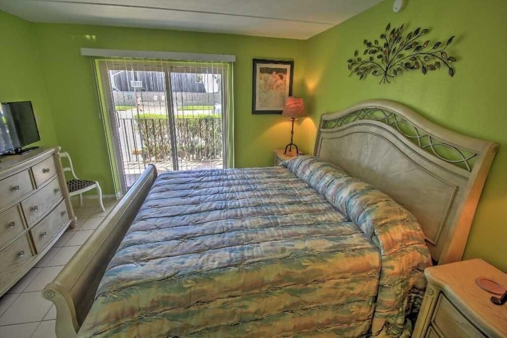 Beachview 105 Minium 2 Bedroom Condo by RedAwning view 2