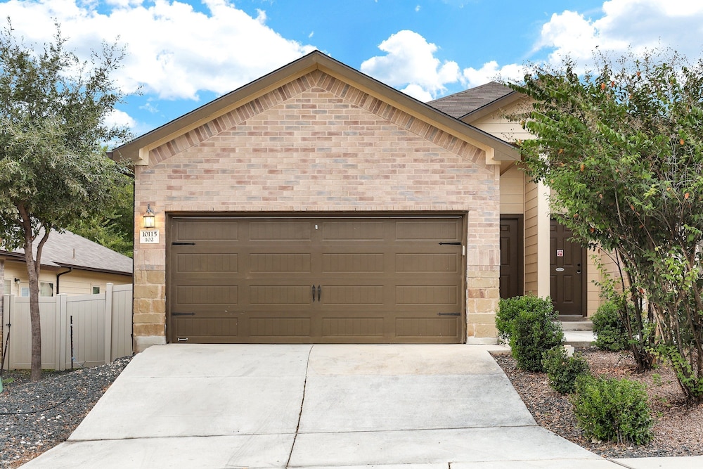 Modern Pet-friendly Duplex Near River Walk 3 Bedroom Duplex
