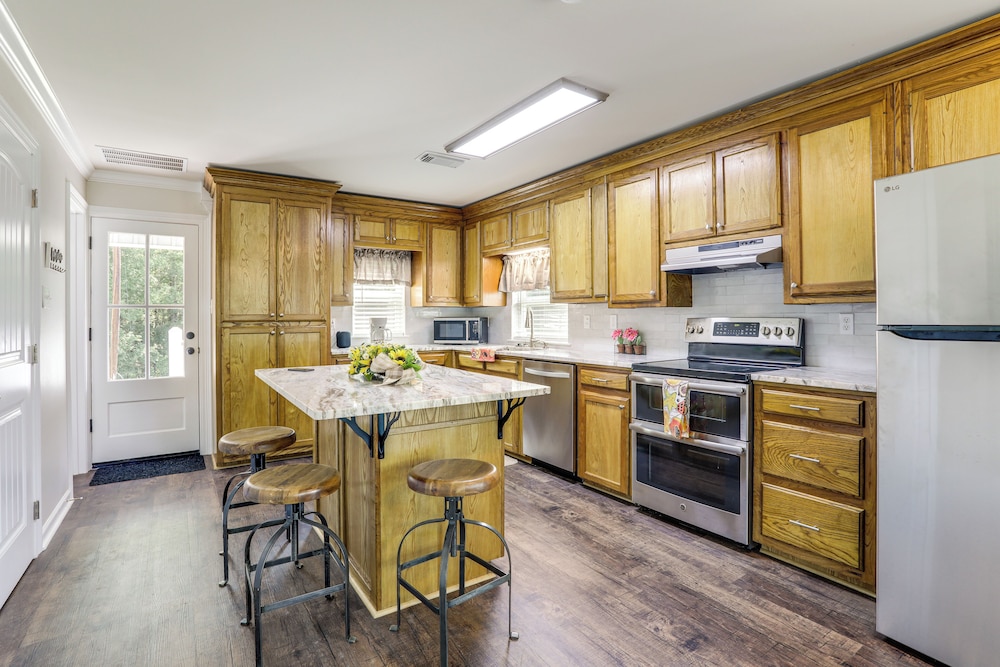 Riverfront Family Retreat w/ Yard in Saint Amant