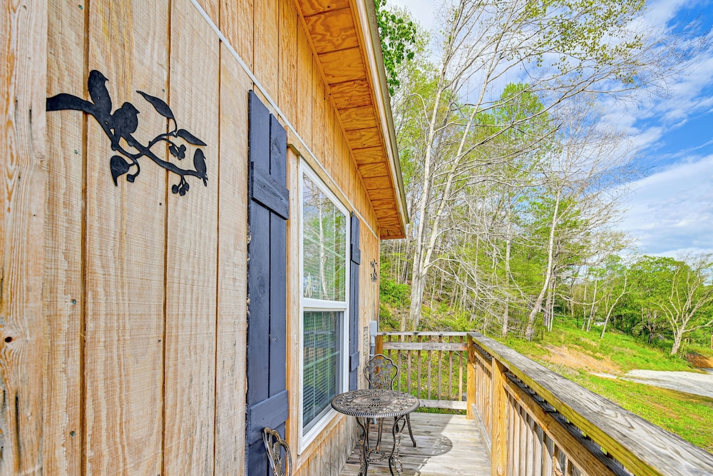 Secluded on 10 Acres: Livingston Getaway w/ Sauna!