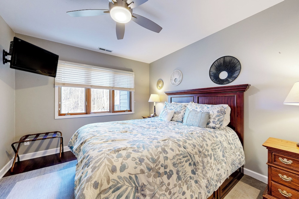 2BR Peaceful Home w/ Pool, Golf, Marina, W & D