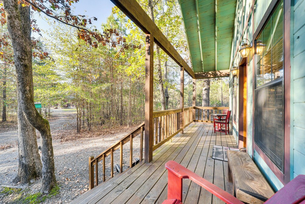 Hot Tub & Fire Pit: Cozy Cabin in Broken Bow!