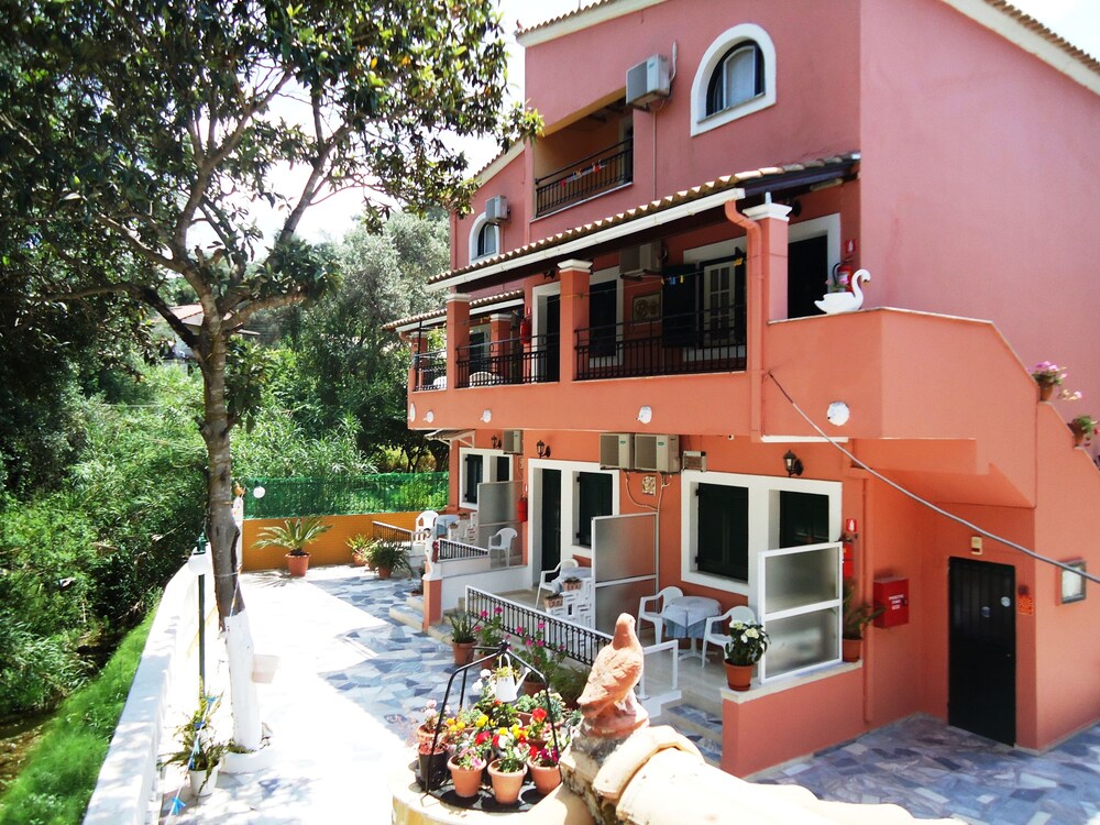 Almyra Apartments & Studios
