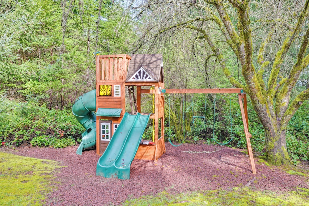Walk to Lake: Anderson Island Escape w/ Fire Pit