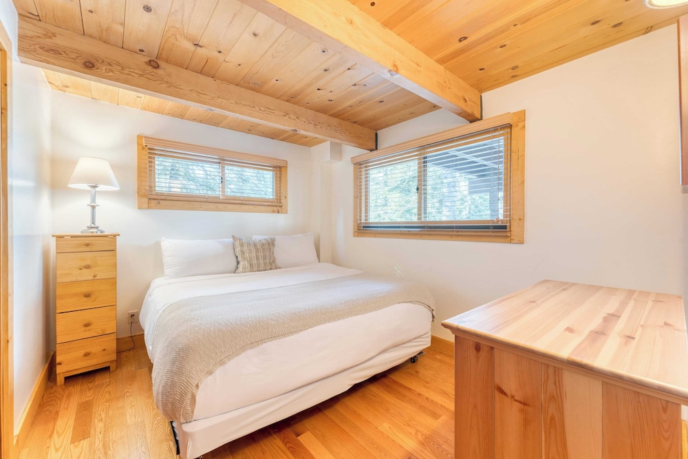 Lake + Beach Access, Pool, Tennis Walk to Chambers Tahoe Timber by Avantstay