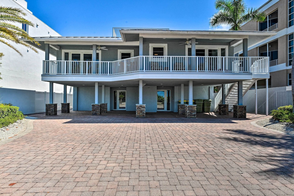 Bright Coastal Condo: Walk to Lido Key Beach! view 3