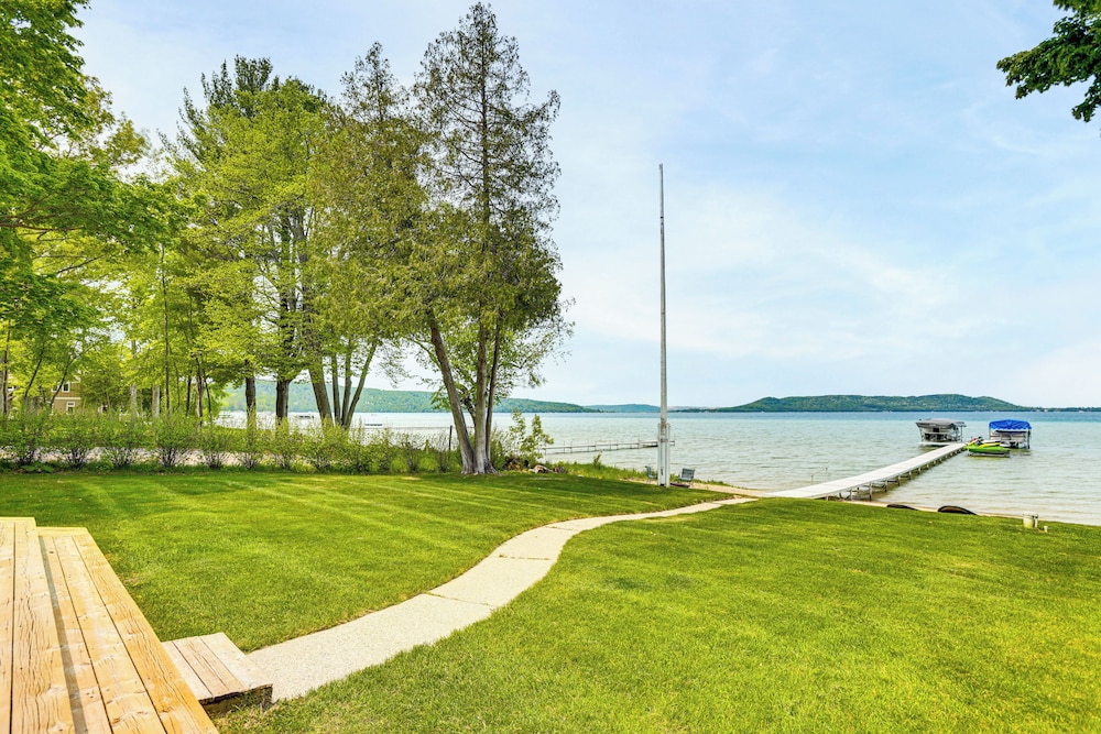 Autumn Escape on Glen Lake: Waterfront Cottage!