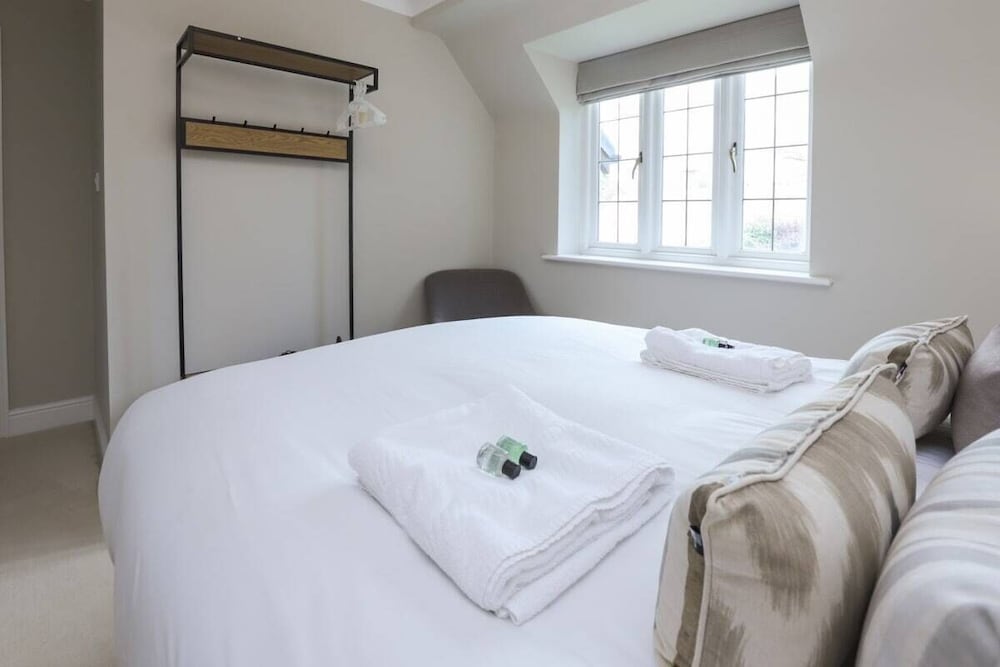 The Stow Secret Cottage - Breathtaking 5bdr Cottage With Parking + Garden view 2