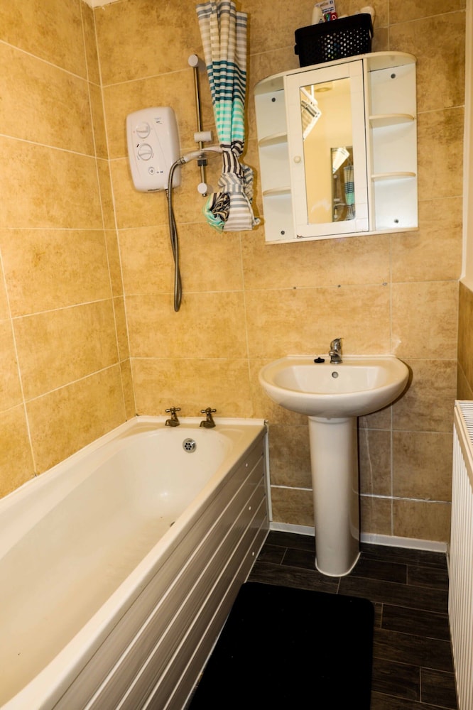 Nottingham 5-br, Sleeps 11 w/ Garden & Parking