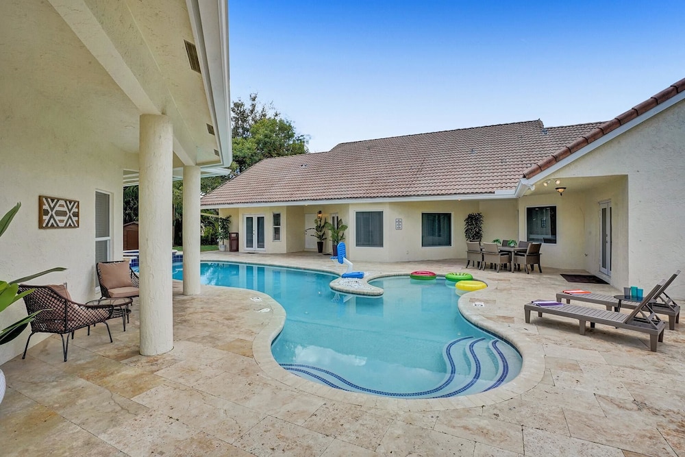 The Grand Luxe 8BR Villa w Pool and Basketball
