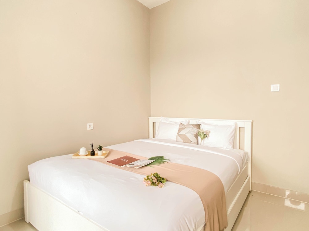 Cream Tone 1Br At Royal Sentul Park Apartment