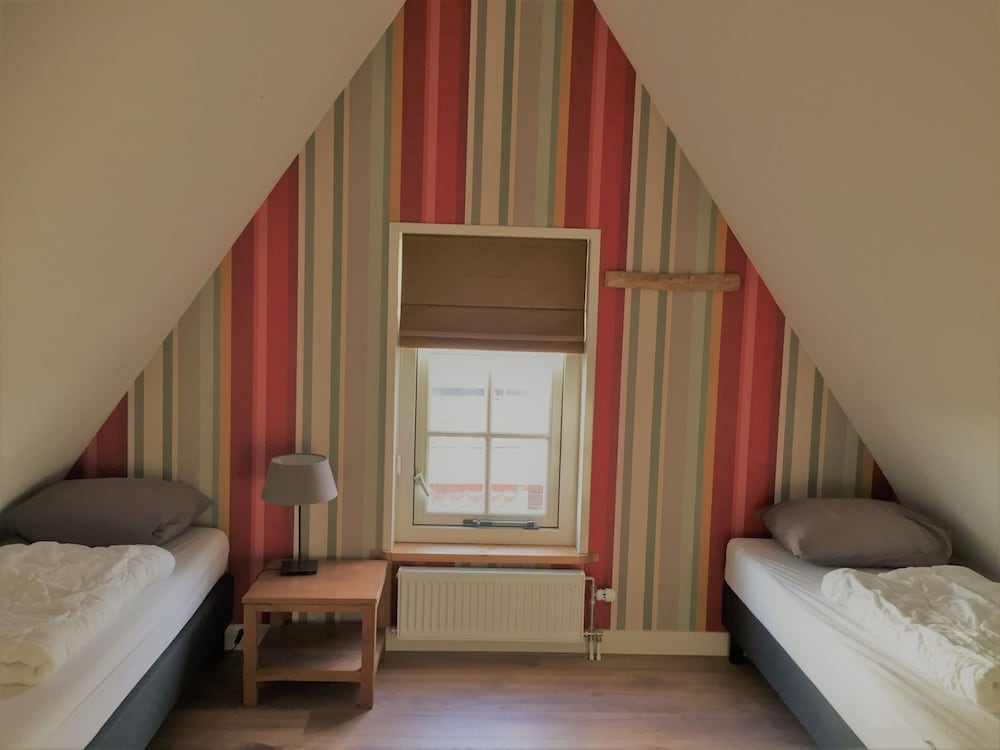 Lush Villa with Hot Tub, Private Fenced Garden in Hippolytushoef view 4