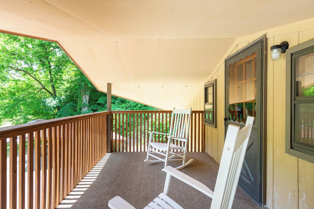 2 Mi to Dtwn: Spacious Gatlinburg Home w/ Hot Tub!