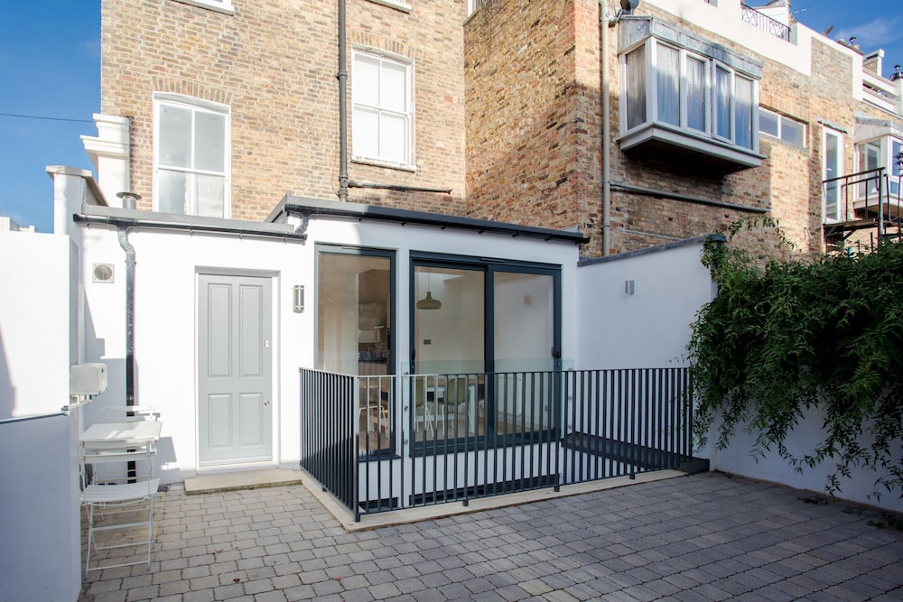 Newly Refurbished Modern 3 Bedroom Apartment in Affluent Fulham
