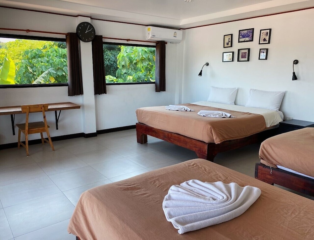 The Reef Hotel & Studios