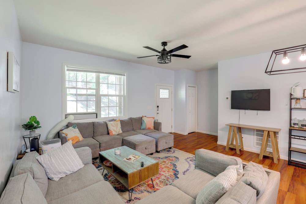 Family Home w/ Game Room, 3 Mi to Dtwn Asheville!