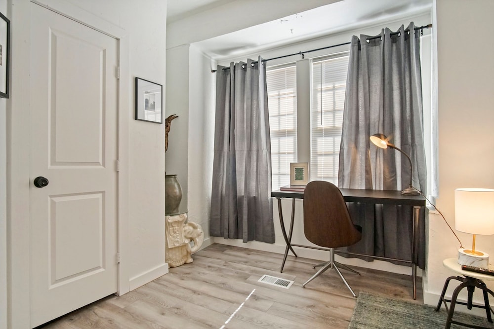 Cozy Plaza Hideaway Queen Bed Fast Wifi N40-1