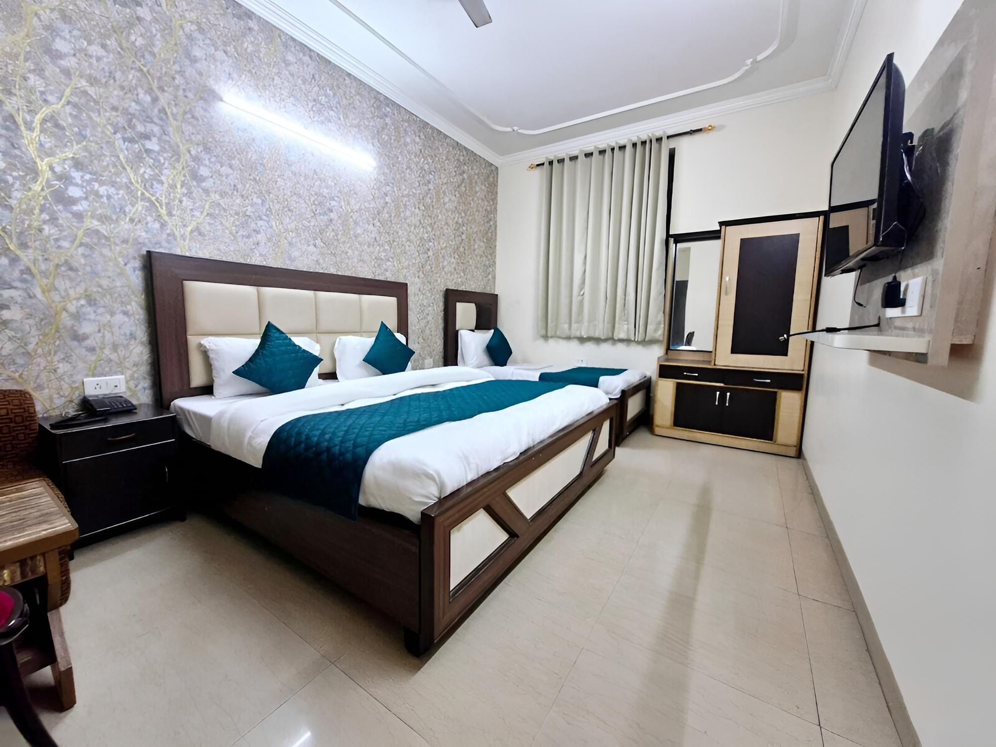 Hotel Mayank Plaza-Near IGI Airport Terminal-3