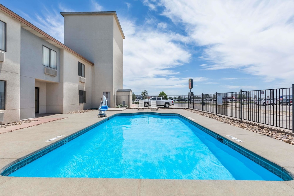 Super 8 by Wyndham Midland view 3