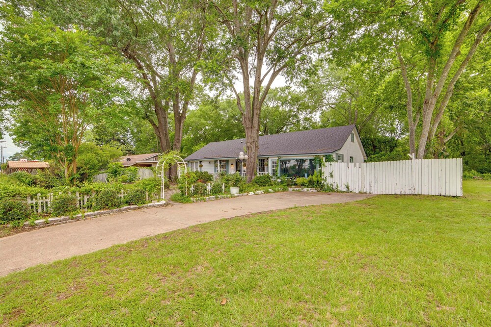 7 Mi to Lake Fork: Cottage w/ Deck in Quitman