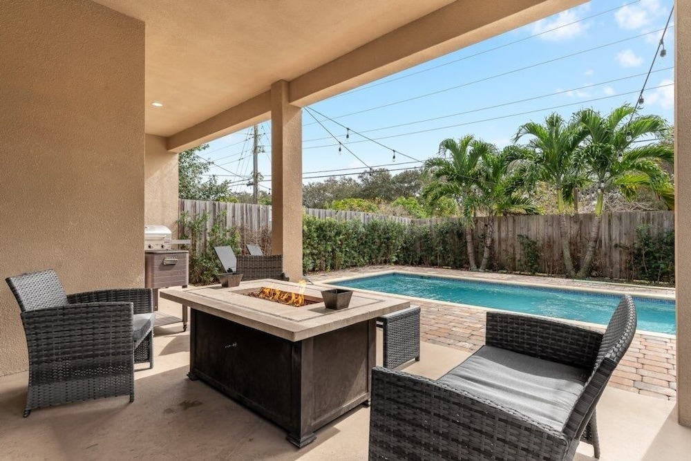 Fox Sonata Downtown Pool House 3 Bedroom Home