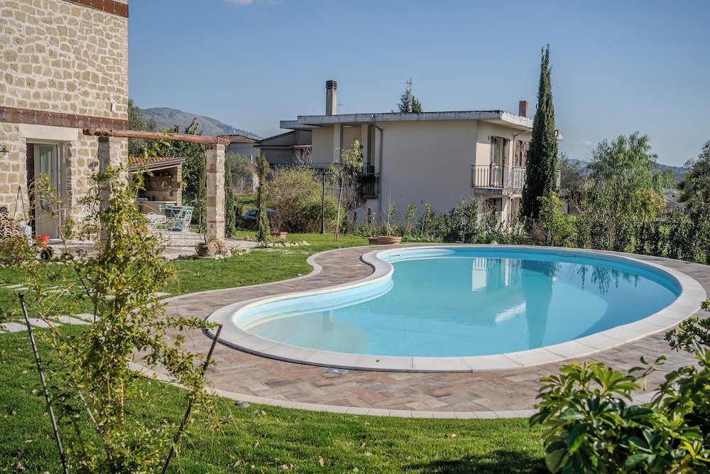 Casale nel Verde con Piscina e Vista