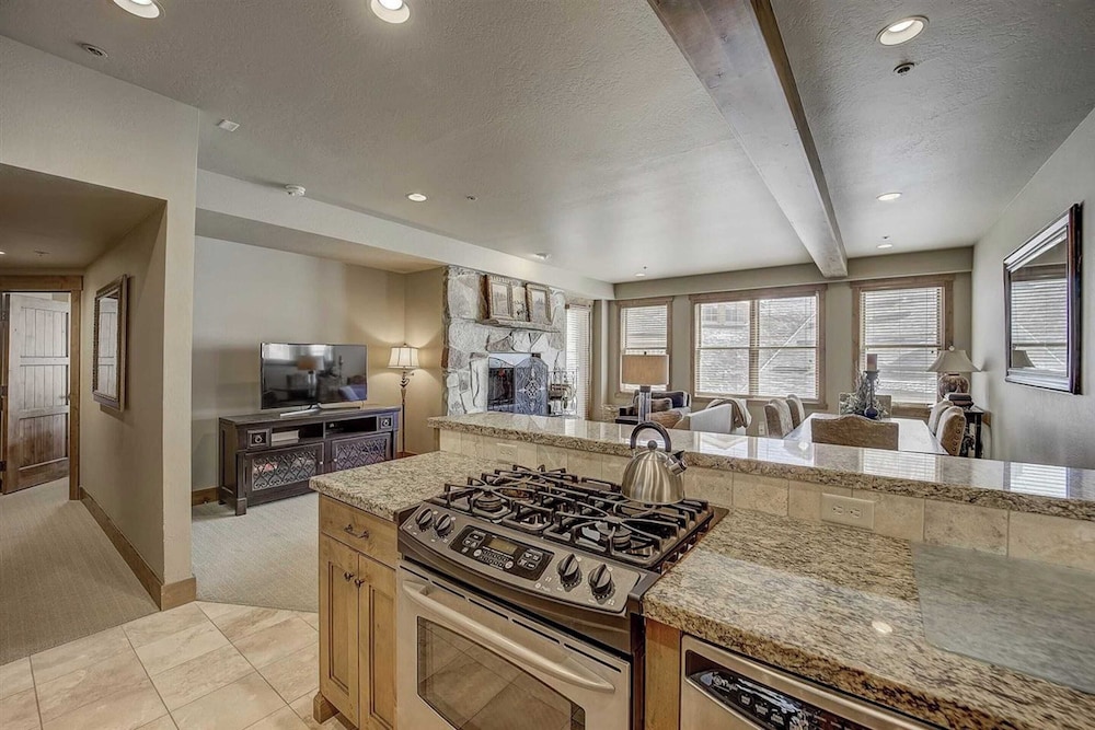 7 Condos, Ski-in/ski-out + Hot Tubs Sleeps 30 Mont Cervin by Avantstay