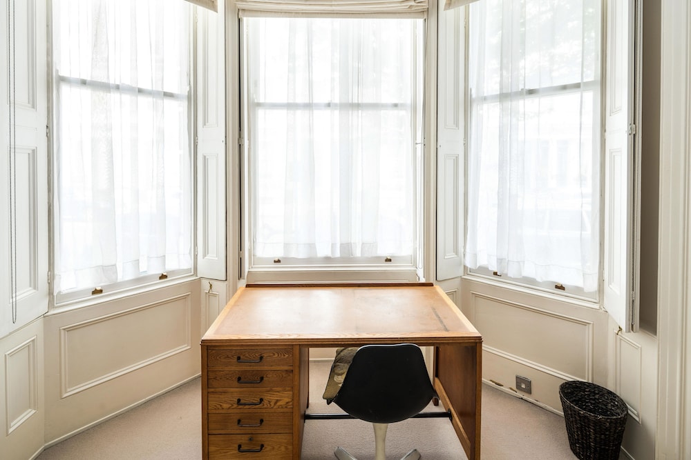 Sleek Simple & Peaceful 1Bd Flat Kensington