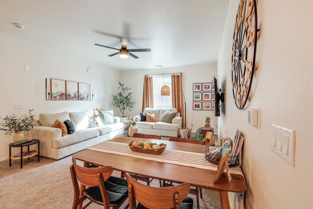 1 Mi to Dtwn Flagstaff: Condo w/ 2 Balconies!