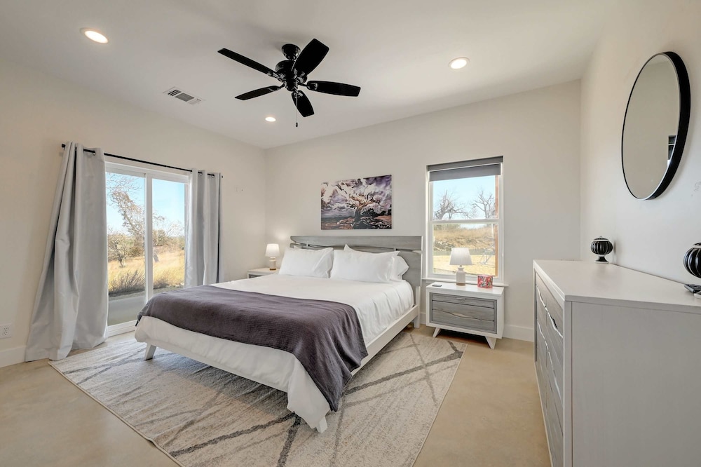 Secluded Hill Country Getaway Stunning Views Fire Pit 15 Min to Main Street 12 Guests