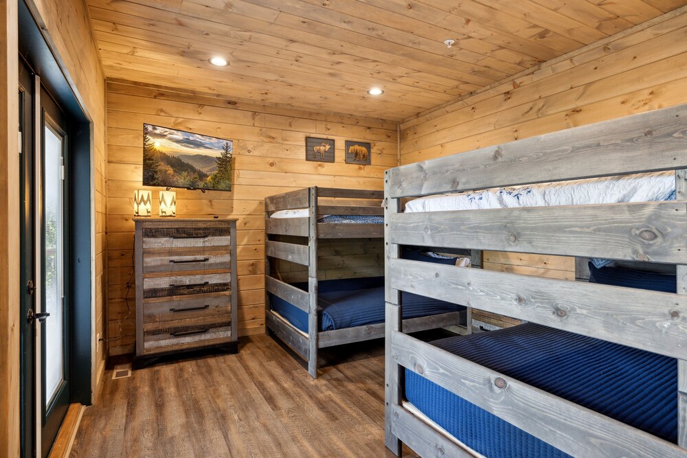 Moonshine Mountain Lodge 5 Bedroom Cabin by RedAwning view 3