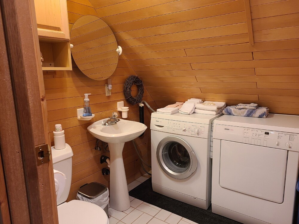 Two Bedroom Real Log Cabin With Wifi and EV Char ger