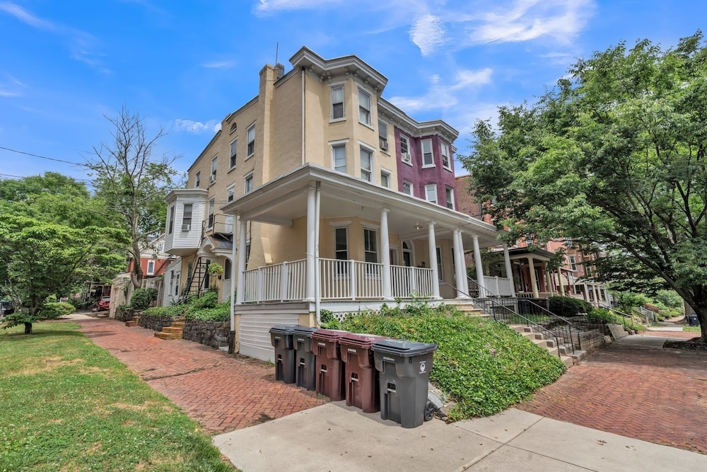Trolley Teacup Charming Cozy Studio 1 Bedroom Apts by RedAwning view 4