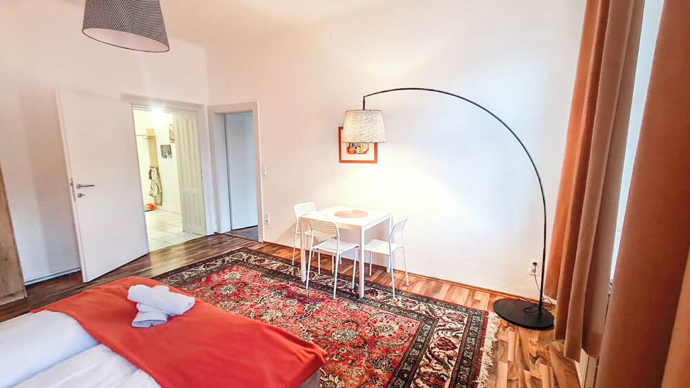 Budget 2BR Apartment Near Stadthalle