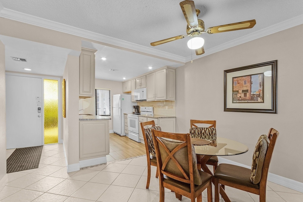Bay Village 126: Charming Beachfront 2br/2ba Condo W/ Balcony 2 Bedroom Condo