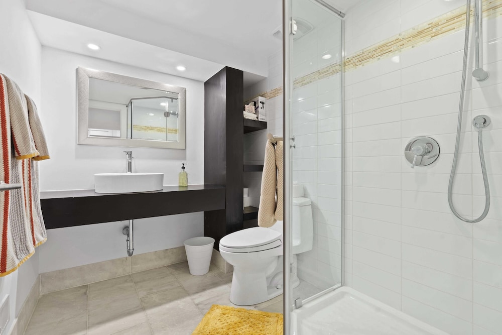 Specious Fully Private Studio apt With Laundry