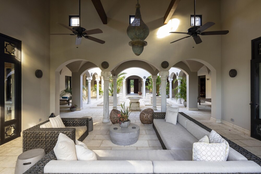 Arcos Del Mar Beachfront