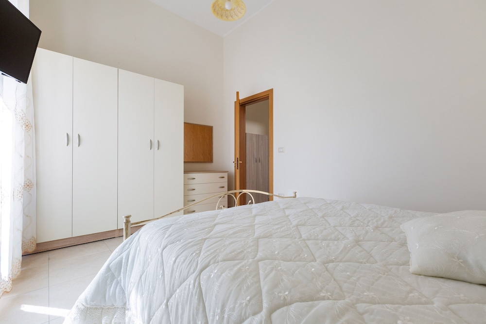 2033 Villetta Josè view 2