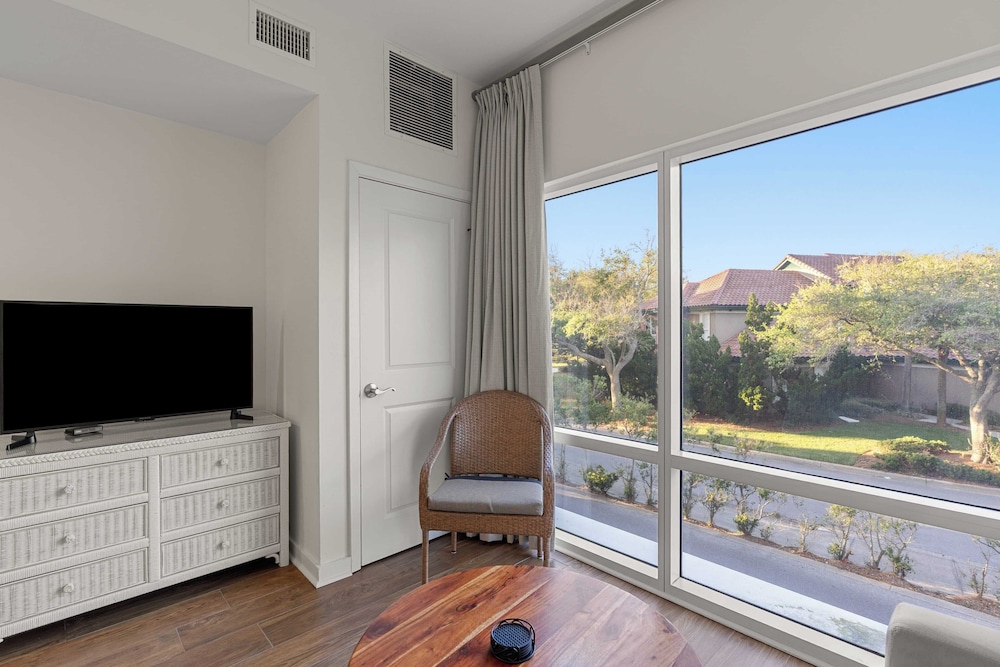 Resort Condo Steps to Beach Pool, Hot Tub, Tennis, Golf Sandestin, Miramar Beach