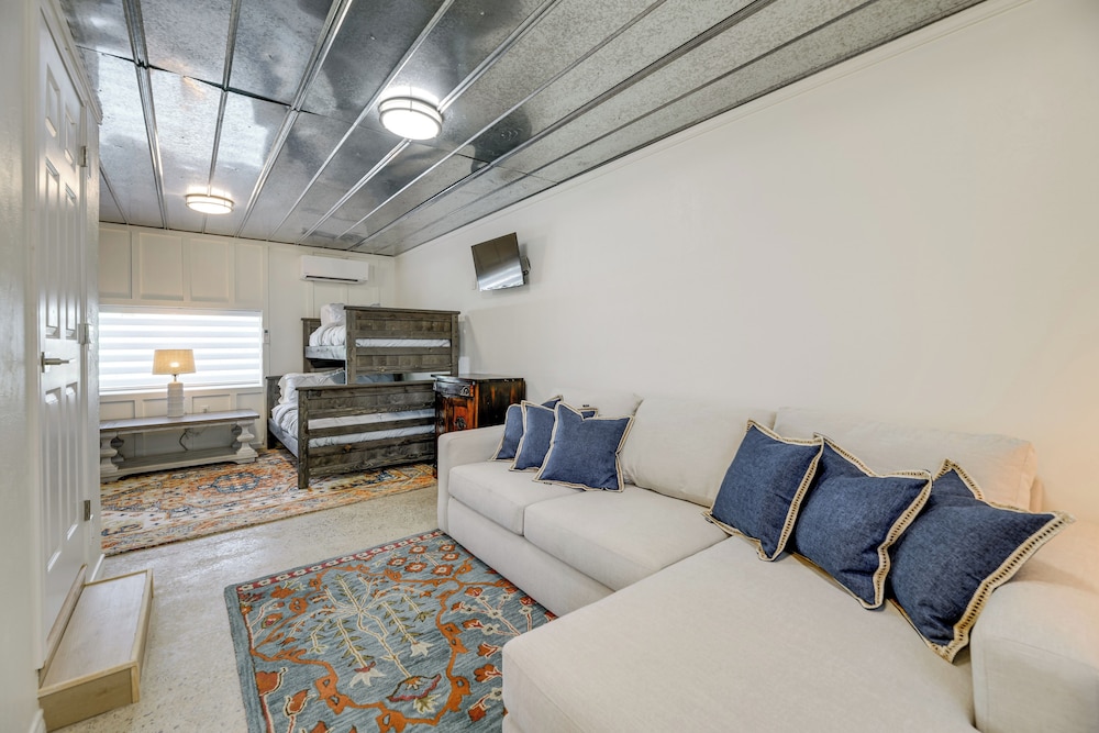 2 Mi to Beach + Fishing Pier: Gulf Coast Retreat