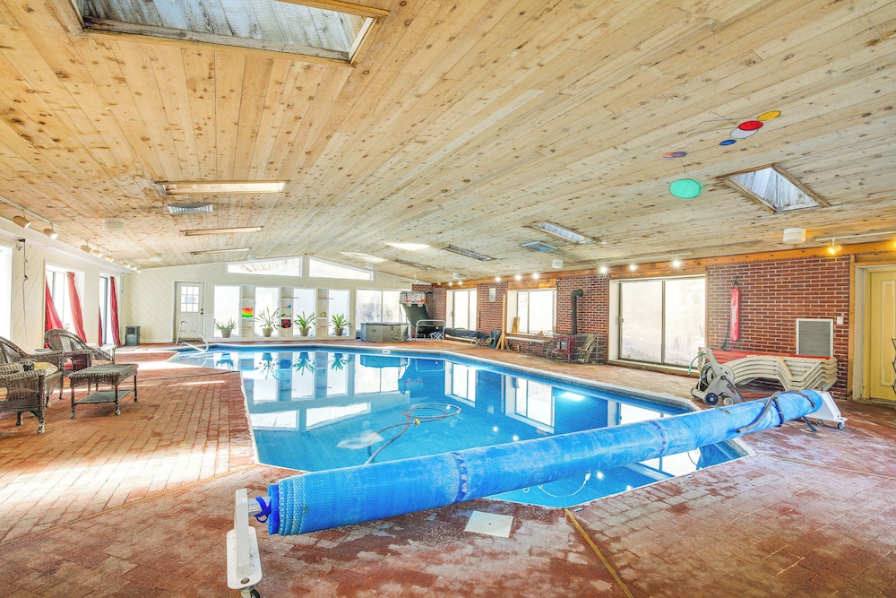 4 Mi to Danbury: Apt w/ Indoor Pool Access